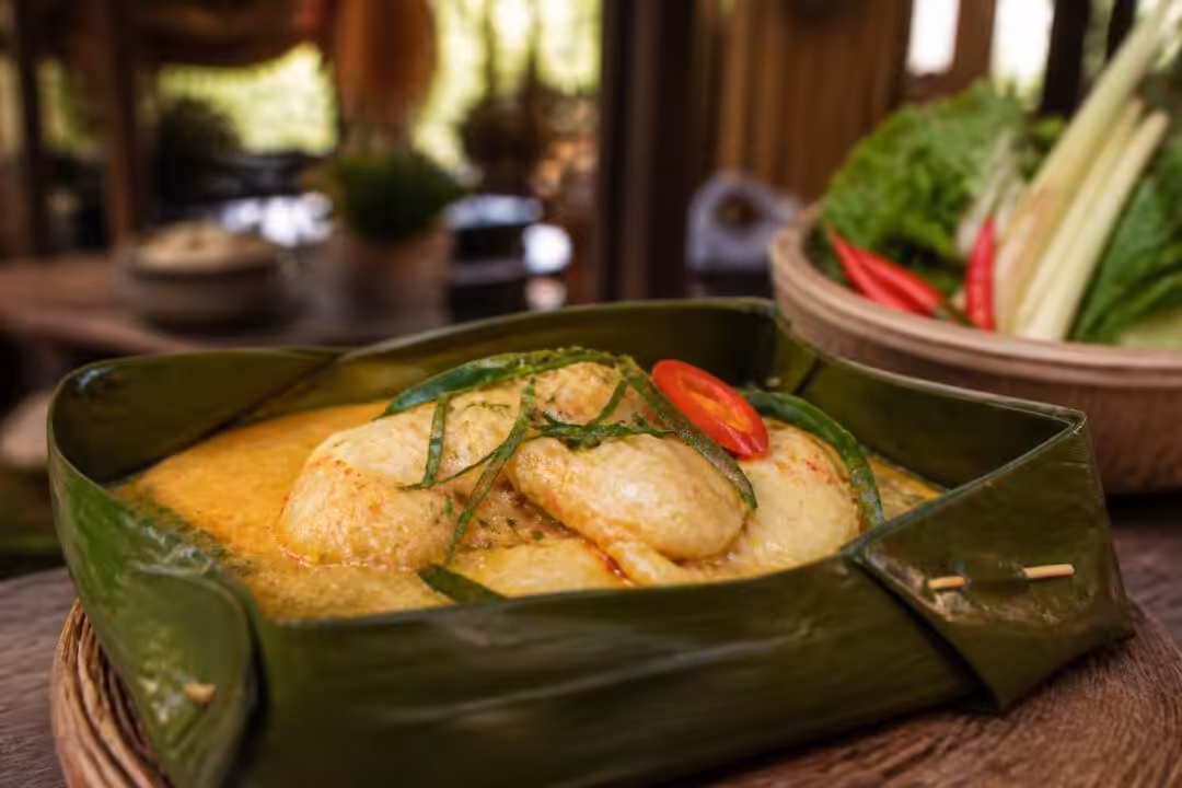 découvrez le cambodge à travers sa spécialité emblématique, le poisson amok. résumé et diffusion exclusive sur ouest-france pour un voyage culinaire authentique.