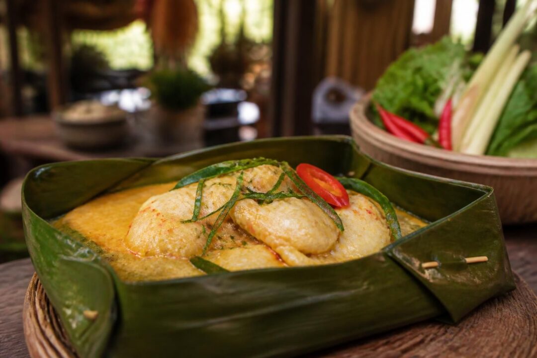 découvrez le cambodge à travers sa spécialité emblématique, le poisson amok. résumé et diffusion exclusive sur ouest-france pour un voyage culinaire authentique.